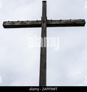 Schließen Sie vie auf dem Gipfelkreuz des Osterfeuerkopfs, 1368 m in bayerischen Voralpen, Ostalpen, bei Eschenlohe, Oberbayern, Deutschland Stockfoto