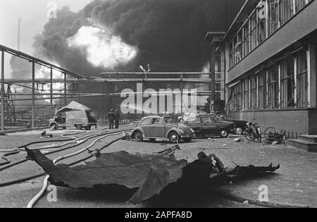 Feuer in Shell im Botlek Bereich, ein Stück Öltank weggeworfen, Hunderte Meter weggeworfen Datum: 20. Januar 1968 Schlüsselwörter: Brennender Name Der Einrichtung: Schale Stockfoto