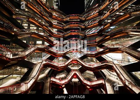 New York, USA. Januar 2020. Das Schiff auf Hudson Yards wird mit roten Lichtern beleuchtet, um das bevorstehende chinesische Lunar New Year in New York, den Vereinigten Staaten, 22. Januar 2020, zu feiern. Das chinesische Lunar-Neujahr fällt auf den 25. Januar dieses Jahres. Credit: Wang Ying/Xinhua/Alamy Live News Stockfoto