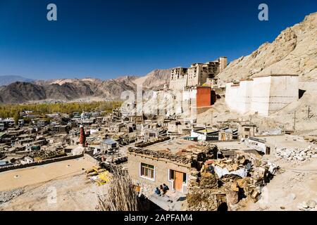 Die Aussicht auf die Stadt Leh und Den Königspalast, auch Leh-Palast, LEH, Hauptstadt von Ladakh, Ladakh, indien, Südasien, Asien Stockfoto