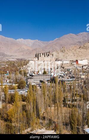 Die Aussicht auf die Stadt Leh und Den Königspalast, auch Leh-Palast, LEH, Hauptstadt von Ladakh, Ladakh, indien, Südasien, Asien Stockfoto