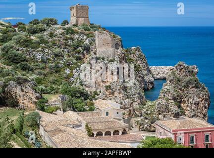 Alte Tonnara und Seastacks im Küstendorf Scopello in der Provinz Trapani, Insel Sizilien in Italien Stockfoto