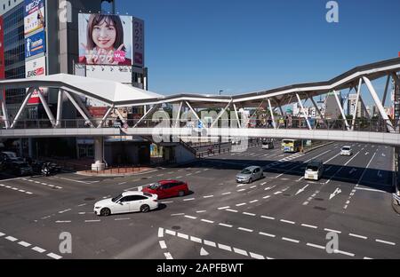 Osaka, JAPAN - 16. OKTOBER 2019: Die moderne Abeno-Fußgängerbrücke über die Straßenkreuzung nahe der Station Kintetsu Osaka Abenobashi im Tennoji d Stockfoto