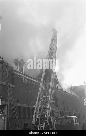 Feuer in der Werkstatt für Blinde an der Amstel, Überblick über Löscharbeiten Datum: 20. Oktober 1964 Standort: Amstel, Noord-Holland Schlüsselwörter: Löscharbeiten, Brände, Werkstätten Stockfoto