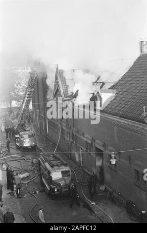 Feuer in der Werkstatt für Blinde an der Amstel, Überblick über Löscharbeiten Datum: 20. Oktober 1964 Standort: Amstel, Noord-Holland Schlüsselwörter: Löscharbeiten, Brände, Werkstätten Stockfoto