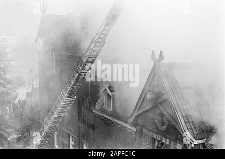 Feuer in der Werkstatt für Blinde an der Amstel, Übersicht der Löschaktivitäten [sic] Datum: 20. Oktober 1964 Standort: Amstel, Noord-Holland Schlüsselwörter: Löscharbeiten, Brände, Werkstätten Stockfoto