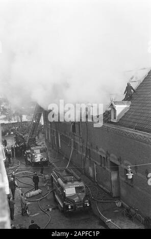 Feuer in der Werkstatt für Blinde an der Amstel, Überblick über Löscharbeiten Datum: 20. Oktober 1964 Standort: Amstel, Noord-Holland Schlüsselwörter: Löscharbeiten, Brände, Werkstätten Stockfoto