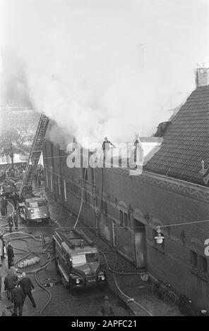 Feuer in der Werkstatt für Blinde an der Amstel, Überblick über Löscharbeiten Datum: 20. Oktober 1964 Standort: Amstel, Noord-Holland Schlüsselwörter: Löscharbeiten, Brände, Werkstätten Stockfoto