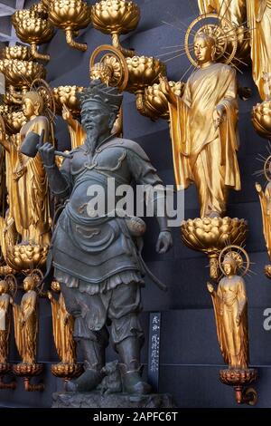 Osaka, JAPAN - 16. OKTOBER 2019: Die goldenen Buddhastatuen mit Statue, die ein anderes Tier im chinesischen Tierkreis darstellt und die Kuppel bedeckt Stockfoto