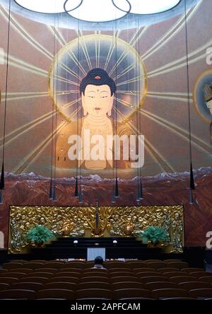 Osaka, JAPAN - 16. OKTOBER 2019: Das riesige Tempera-Gemälde mit drei Buddhas hinter dem Altar am Sanzenbutsudo des Isshinji-Tempels. Osaka. Ja Stockfoto