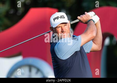 Dubai, VAE. Januar 2020. Lee Westwood von England hat sich während der PGA European Tour Dubai Desert Classic im Emirates Golf Club, Dubai, VAE am 23. Januar 2020 in Runde 1 abgezweigt. Foto von Grant Winter. Nur redaktionelle Nutzung, Lizenz für kommerzielle Nutzung erforderlich. Keine Verwendung bei Wetten, Spielen oder einer einzelnen Club-/Liga-/Spielerpublikationen. Kredit: UK Sports Pics Ltd/Alamy Live NewsDubai, VAE. Januar 2020. Kredit: UK Sports Pics Ltd/Alamy Live News Stockfoto