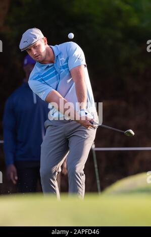 Dubai, VAE. Januar 2020. Bryson Dechambeau von den USA chips ins Grün in Runde 1 während der PGA European Tour Dubai Desert Classic im Emirates Golf Club, Dubai, VAE am 23. Januar 2020. Foto von Grant Winter. Nur redaktionelle Nutzung, Lizenz für kommerzielle Nutzung erforderlich. Keine Verwendung bei Wetten, Spielen oder einer einzelnen Club-/Liga-/Spielerpublikationen. Kredit: UK Sports Pics Ltd/Alamy Live NewsDubai, VAE. Januar 2020. Kredit: UK Sports Pics Ltd/Alamy Live News Stockfoto