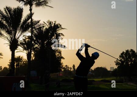 Dubai, VAE. Januar 2020. Ein Abschlag am frühen Morgen in Runde 1 während der PGA European Tour Dubai Desert Classic im Emirates Golf Club, Dubai, VAE am 23. Januar 2020. Foto von Grant Winter. Nur redaktionelle Nutzung, Lizenz für kommerzielle Nutzung erforderlich. Keine Verwendung bei Wetten, Spielen oder einer einzelnen Club-/Liga-/Spielerpublikationen. Kredit: UK Sports Pics Ltd/Alamy Live NewsDubai, VAE. Januar 2020. Kredit: UK Sports Pics Ltd/Alamy Live News Stockfoto