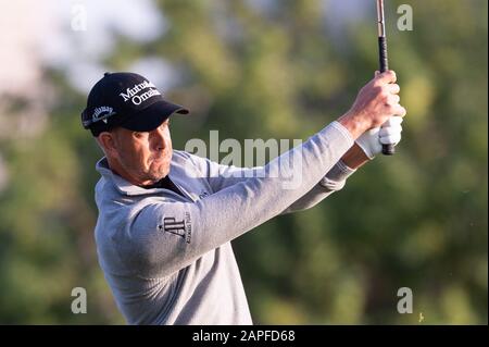 Dubai, VAE. Januar 2020. Henrik Stenson aus Schweden beobachtet seinen Schuss in Runde 1 während der PGA European Tour Dubai Desert Classic im Emirates Golf Club, Dubai, VAE am 23. Januar 2020. Foto von Grant Winter. Nur redaktionelle Nutzung, Lizenz für kommerzielle Nutzung erforderlich. Keine Verwendung bei Wetten, Spielen oder einer einzelnen Club-/Liga-/Spielerpublikationen. Kredit: UK Sports Pics Ltd/Alamy Live NewsDubai, VAE. Januar 2020. Kredit: UK Sports Pics Ltd/Alamy Live News Stockfoto