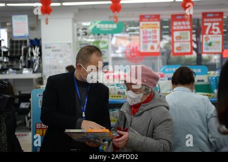 Changsha, Chinas Hunan-Provinz. Januar 2020. Ein Mitarbeiter stellt verschiedene Masken in einem Drogengeschäft in Changsha, der zentralchinesischen Provinz Hunan, am 23. Januar 2020 vor. Credit: Chen Zhenhai/Xinhua/Alamy Live News Stockfoto