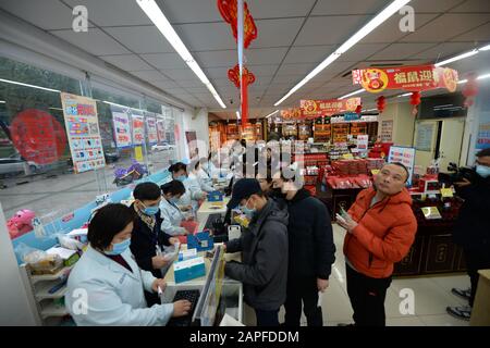 Changsha, Chinas Hunan-Provinz. Januar 2020. Die Bürger stellen sich in einem Drogengeschäft in Changsha, der zentralchinesischen Provinz Hunan, am 23. Januar 2020 Masken vor. Credit: Chen Zhenhai/Xinhua/Alamy Live News Stockfoto