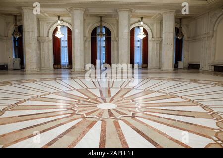 Bukarest, Rumänien - 13. Januar 2020: Details aus einer Kammer, die als Herzensanbeter gilt, dem physischen Zentrum des Palastes des Parlaments. Stockfoto