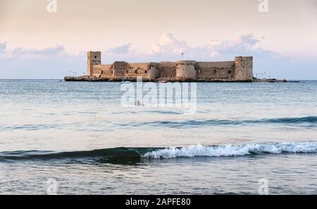 MERSIN, Türkei - 16. August 2019: Schloss Kizkalesi auf einer kleinen Insel, Schloss Kizkalesi Maiden in der Nähe von MERSIN, Türkei, Blick vom Meer Stockfoto