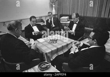 Brückendemonstration von Omar Sharif im RAI Datum: 9. Dezember 1967 Ort: Amsterdam Schlagwörter: Brücke Personenname: Sharif, Omar Stockfoto