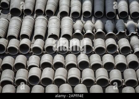 Handgefertigte Becher und Vasen, die vor der schwarzen Keramik der Marginea Werkstatt auf der Sonne trocknen, berühmt für ihre uralte Brenntechnik in Marginea, Rumänien Stockfoto