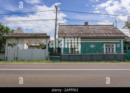 Haus mit traditioneller Pforte im Dorf Marginea, berühmt für die Herstellung von schwarzer Keramik, im Kreis Suceava, Rumänien Stockfoto