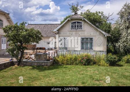 Traditionell dekoriertes Haus in Marginea, berühmt für die Herstellung von schwarzer Keramik, im Kreis Suceava, Rumänien Stockfoto