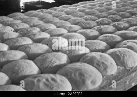 Lebensmittel-Goodsangs [Lagerhallen] des Generalquartiermeisters Beschreibung: Brotdatum: März 1947 Standort: Batavia, Indonesien, Jakarta, Niederländisch-Ostindien Stockfoto