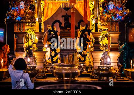 Hongkong, China - November 2019: Frau Im Alten chinesischen Tempel (Mo Tempel) in Hongkong Stockfoto