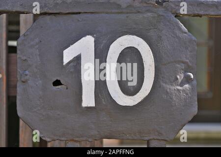 Eine Hausnummernplakette mit der Nummer zehn (10) Stockfoto