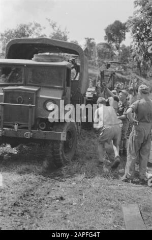 Brückenbau (Bailey) in der Nähe von kampong Ladjan, Suemowono Beschreibung: Brücke in der Nähe von Ladjan: Das Genie aus Salatiga legte eine Bailey-Brücke, da die alte Brücke durch die TNI gesprengt wird. Datum: 23.November 1947 Ort: Indonesien, Java, Niederländische Ostindien, Sumowono Stockfoto