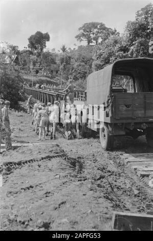 Brückenbau (Bailey) in der Nähe von kampong Ladjan, Suemowono Beschreibung: Brücke in der Nähe von Ladjan: Das Genie aus Salatiga legte eine Bailey-Brücke, da die alte Brücke durch die TNI gesprengt wird. Datum: 23.November 1947 Ort: Indonesien, Java, Niederländische Ostindien, Sumowono Stockfoto