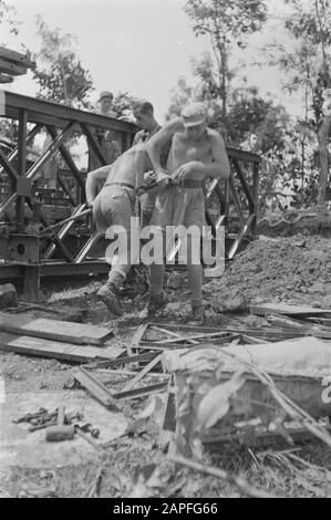 Brückenbau (Bailey) in der Nähe von kampong Ladjan, Suemowono Beschreibung: Brücke in der Nähe von Ladjan: Das Genie aus Salatiga legte eine Bailey-Brücke, da die alte Brücke durch die TNI gesprengt wird. Datum: 23.November 1947 Ort: Indonesien, Java, Niederländische Ostindien, Sumowono Stockfoto