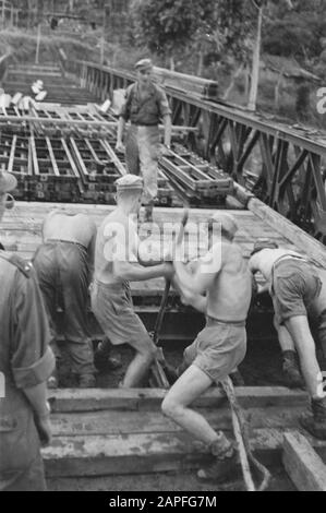 Brückenbau (Bailey) in der Nähe von kampong Ladjan, Suemowono Beschreibung: Brücke in der Nähe von Ladjan: Das Genie aus Salatiga legte eine Bailey-Brücke, da die alte Brücke durch die TNI gesprengt wird. Datum: 23.November 1947 Ort: Indonesien, Java, Niederländische Ostindien, Sumowono Stockfoto