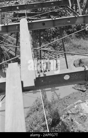 Brückenbau (Bailey) in der Nähe von kampong Ladjan, Suemowono Beschreibung: Brücke in der Nähe von Ladjan: Das Genie aus Salatiga legte eine Bailey-Brücke, da die alte Brücke durch die TNI gesprengt wird. Datum: 23.November 1947 Ort: Indonesien, Java, Niederländische Ostindien, Sumowono Stockfoto
