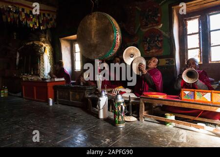 Mit Musikinstrumenten betete Mönch im Lamayuru-Kloster, im Tempel des tibetischen Buddhismus, in der westlichen Vorstadt von LEH, Ladakh, indien, Südasien und Asien Stockfoto