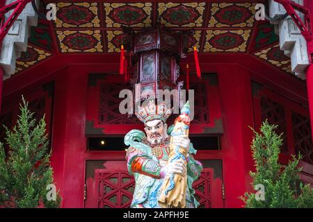 Hongkong, China - November 2019: Klassische, traditionelle chinesische Skulptur im Wong Tai Sin Temple, einem historischen Wahrzeichen Hongkongs Stockfoto