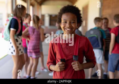 Schuljunge steht auf dem Schulhof an der Grundschule Stockfoto