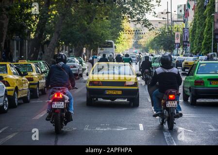 Verkehr auf einer Straße in Teheran Stadt, Hauptstadt von Iran und Teheran Provinz Stockfoto