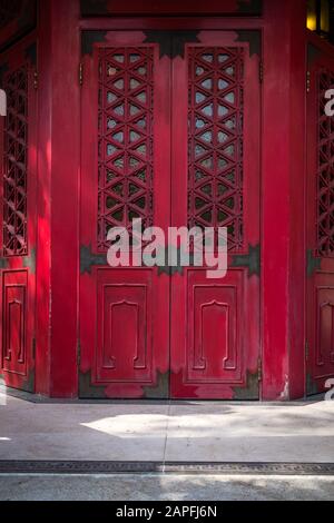 Rote Holztür, traditionelle chinesische Architektur im Tempel Wong Tai Sin Stockfoto