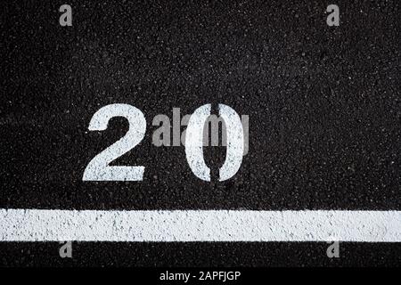 Mit der Nummer 20, auf der asphaltierten Boden von einem Parkplatz mit weißer Farbe bemalt. Stockfoto
