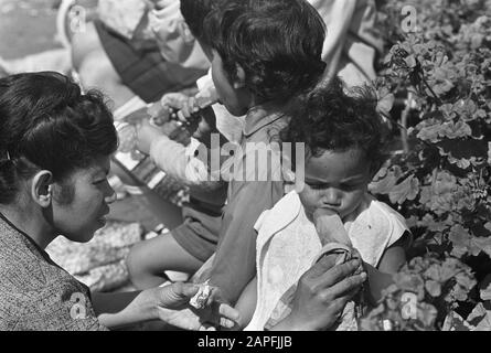 Ausländer ziehen sich auf dem Dam Square vor, Junge isst Eis Datum: 2. August 1966 Ort: Amsterdam, Noord-Holland Schlüsselwörter: Ausländer Stockfoto