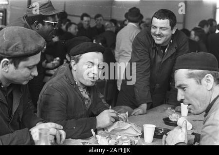 Drohender Konkurs in der Fabrik der Swarttouw Construction Workshops Beschreibung: Ausländische Arbeiter in Meeting Datum: 12. März 1971 Ort: Schiedam, Zuid-Holland Schlüsselwörter: Arbeiter, Arbeitskonflikte, Name der Metallindustrie: Swarttouw Stockfoto