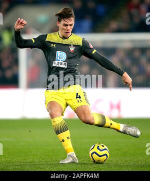 Während des Premier-League-Spiels im Selhurst Park, London, ist der Southampton-Jannik Vestergaard im Einsatz. Stockfoto