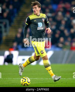 Während des Premier-League-Spiels im Selhurst Park, London, ist der Southampton-Jannik Vestergaard im Einsatz. Stockfoto