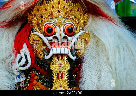 Aus Holz geschnitzte Maske von Barong, die für Feierlichkeiten im hindutempel in Balli-Indonesien verwendet wird Stockfoto