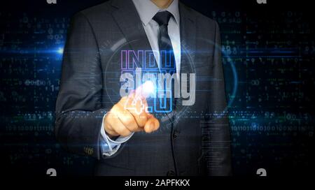 Ein Geschäftsmann in einem Anzug Touchscreen mit dem Symbol Hologramm der Industrie 4.0. Mann mit Hand-on-Virtual Display-Schnittstelle. Innovation, Cyber-Technologie, ai, Stockfoto
