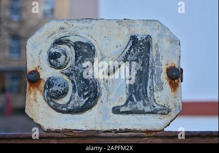 Eine Hausnummer Tafel, die die Nummer einunddreißig (31) zeigt Stockfoto