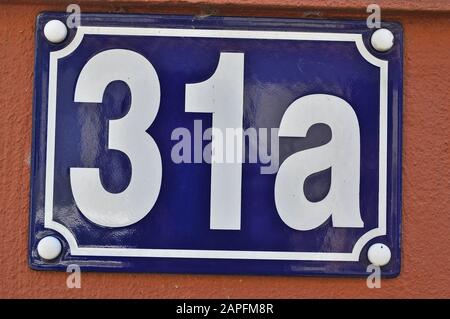 Eine Hausnummer Tafel, die die Nummer einunddreißig (31) zeigt Stockfoto