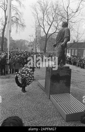 Andenken an den Februarstreik am Hafenarbeiter Beschreibung: Bürgermeister Polak (links), der den ersten Kranz gelegt hat Datum: 25. Februar 1979 Ort: Amsterdam, Noord-Holland Schlüsselwörter: Bürgermeister, Gedenkfeiern, Kränze, Kriegsmonumente, Streiks persönlicher Name: Polak, Wim Stockfoto