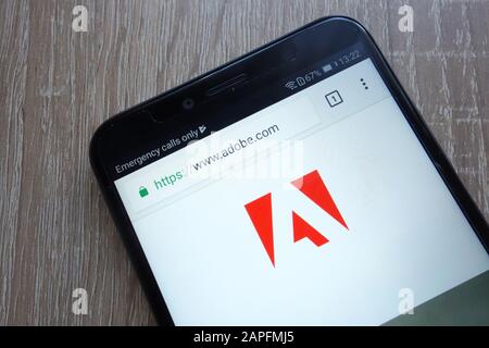 Die Website von Adobe wird auf einem modernen Smartphone angezeigt Stockfoto